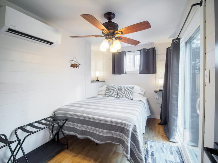 Ძირითადი საძინებელი, რომელშიც არის ორადგილიანი საწოლი, სავენტილაციო სისტემა, კარი გარედან და 32-დუიმიანი სმარტ-ტელევიზორი.