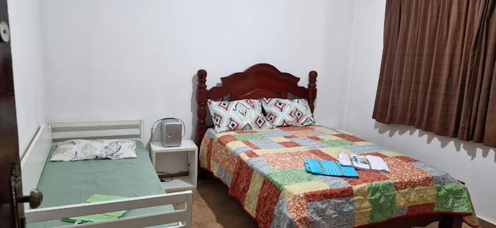 房间配有一张双人床和一张单人床。 
配有床单、枕头和毛巾！