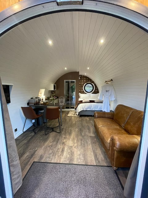 Inglewood Escape, Constantine Pod