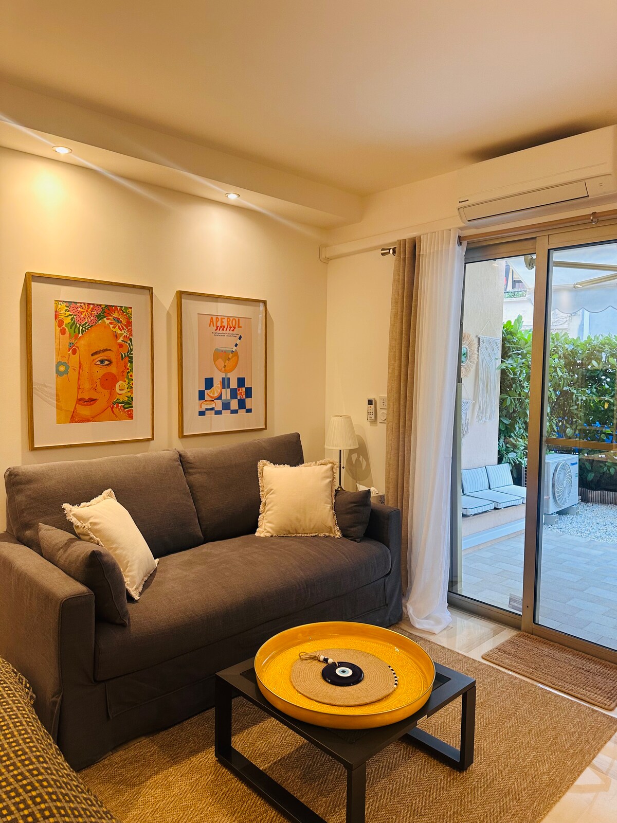 Top performing Airbnb: New Studio, large quiet Patio, Central, 5mi Beach in Cannes
