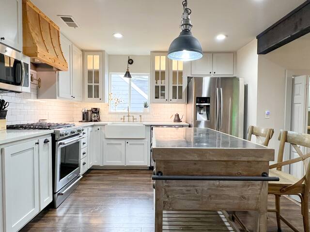 Upscale 3BR w/ Yard Games + Heated Pool + Hot Tub gallery image 5