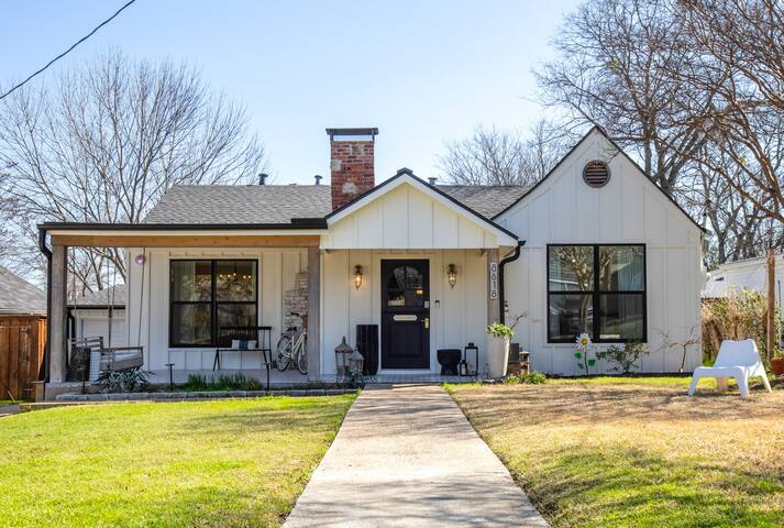 Upscale 3BR w/ Yard Games + Heated Pool + Hot Tub gallery image 2