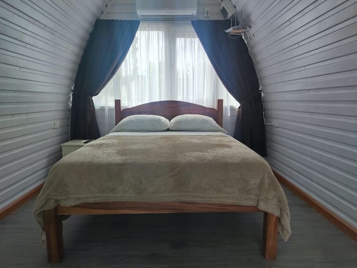 Disfrutá de la serenidad de este bungalow con una de las vistas más hermosas de Zarcero.
Ideal para dos personas, combina comodidad y diseño único en medio de la naturaleza. 