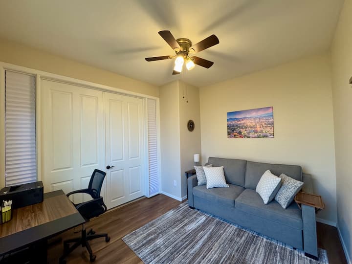 Გჭირდებათ ოფისი?  ამ ოთახს აქვს სამუშაო სივრცე სამუშაო მაგიდით და პრინტერით. Და ის შეიძლება გაორმაგდეს, როგორც საძინებელი კომფორტული დივნით (Queen)