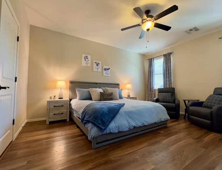 Გაატარეთ სასიამოვნო ღამეები კომფორტულ, ბალიშზე მდგარ საწოლში.

Დაისვენეთ და განიტვირთეთ მოსასვენებელ სკამებზე, სანამ დაიძინებთ.