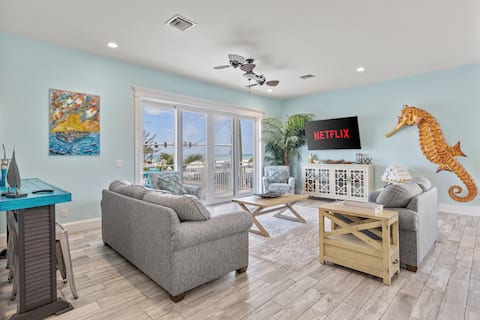 Top Airbnb: Location! Rooftop! Walk to Restaurants + Bars! in Bradenton Beach