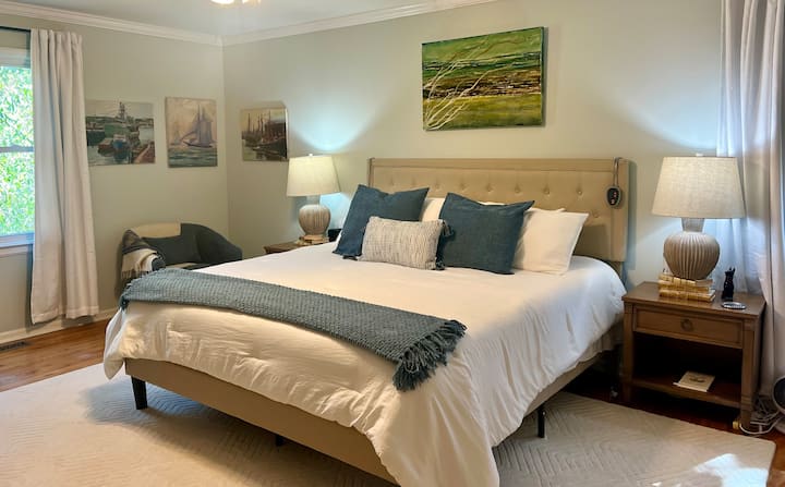 Hlavná spálňa s manželskou posteľou King a vlastnou kúpeľňou. Skvelý výhľad na vonkajší priestor a dostatok miesta na oddych!