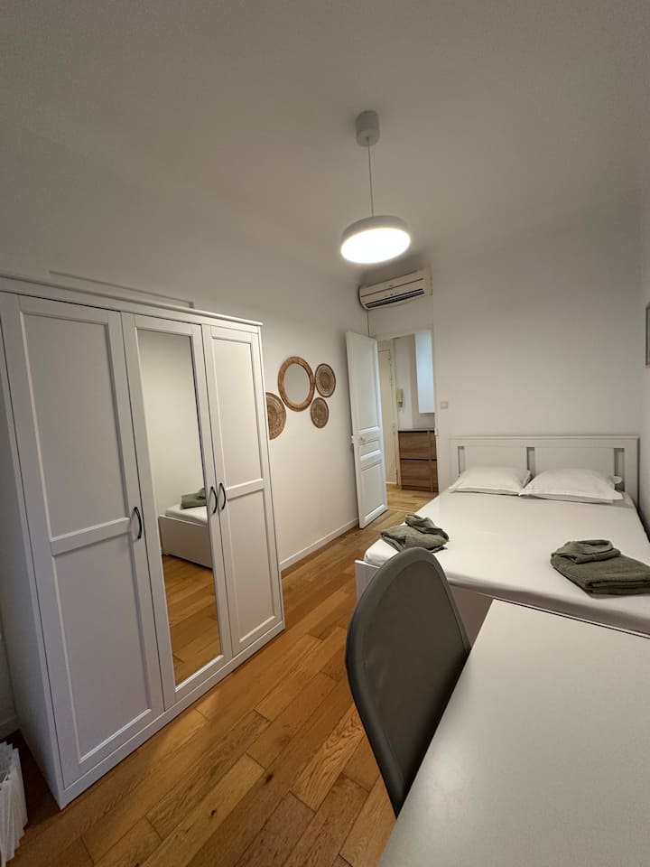 Grand lit 140x200 cm sur un matelas bien confortable. La chambre est climatisée et dispose en plus d'une armoire et d'un bureau. 