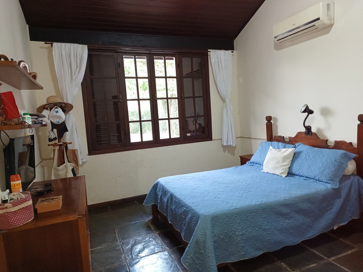 Ეს ოთახი არის აპარტამენტი. Მას აქვს ჭერის ვენტილატორი და არის ერთადერთი ოთახი კონდიცირებით.