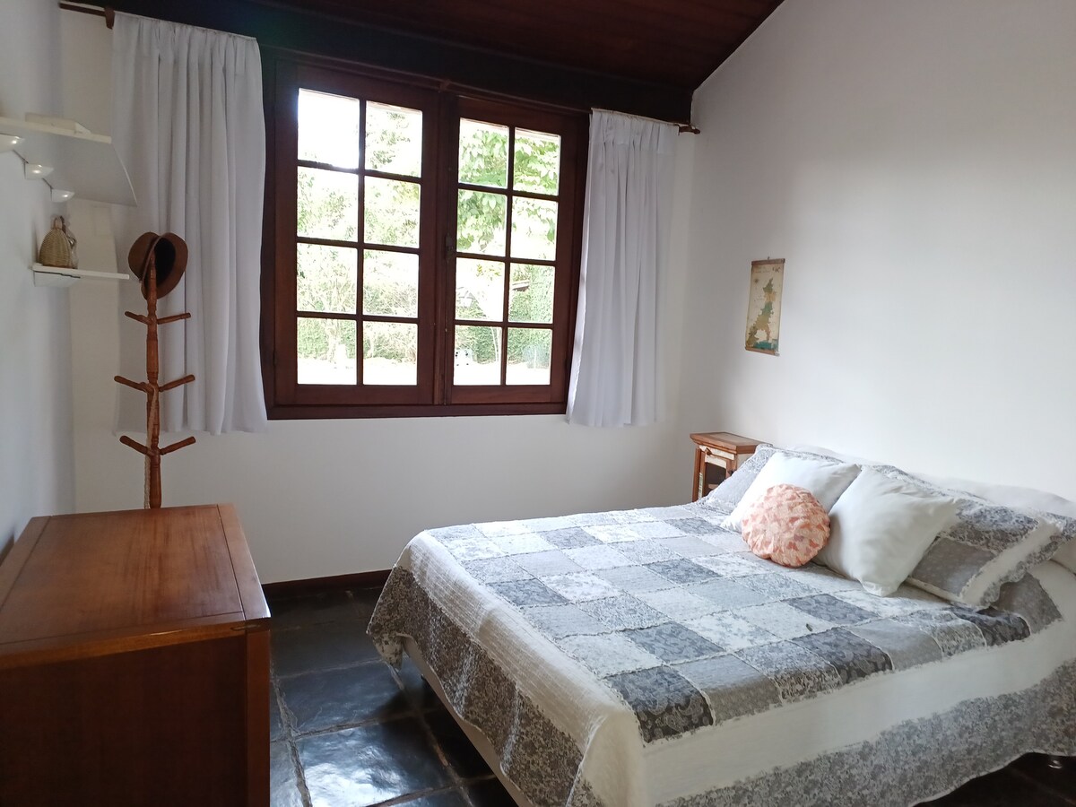 Ამ ოთახს აქვს ჭერის ვენტილატორი, მაგრამ არ აქვს კონდიცირება. Ამ ოთახს არ აქვს ცალკე სააბაზანო. Სააბაზანო 2 შეესაბამება ამ ოთახს და მე-3 ოთახს.