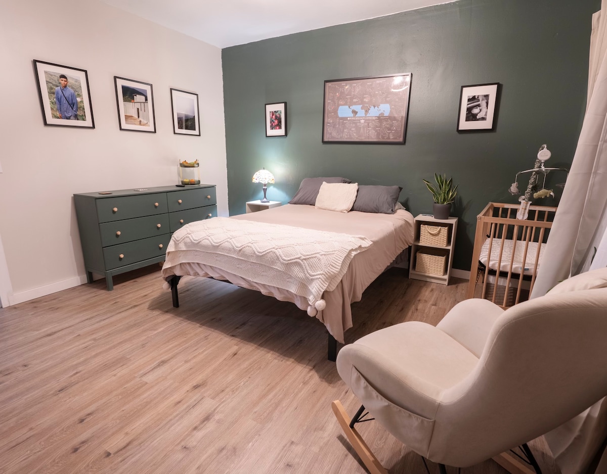 Amplia habitación con cama tamaño queen y mecedora 