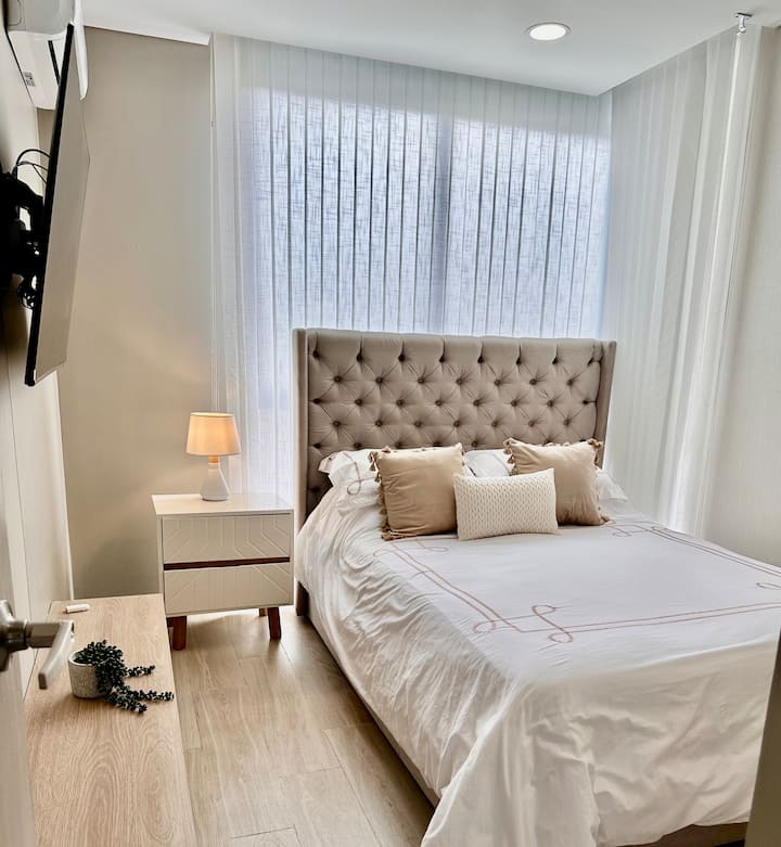 Помошна соба со телевизор и клима уред.