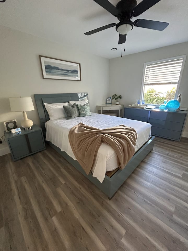 ¡Cómoda cama tamaño queen para una noche de descanso!