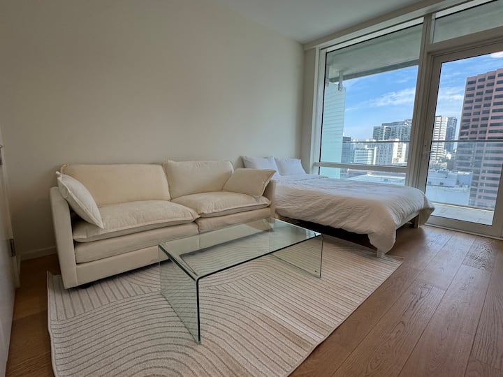 W/ Parking + Balcony Dtla Luxurious Studio - Los Angeles, CA