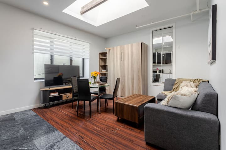 Bright & Stylish Mezzanine  Live On Bishop St - Montréal