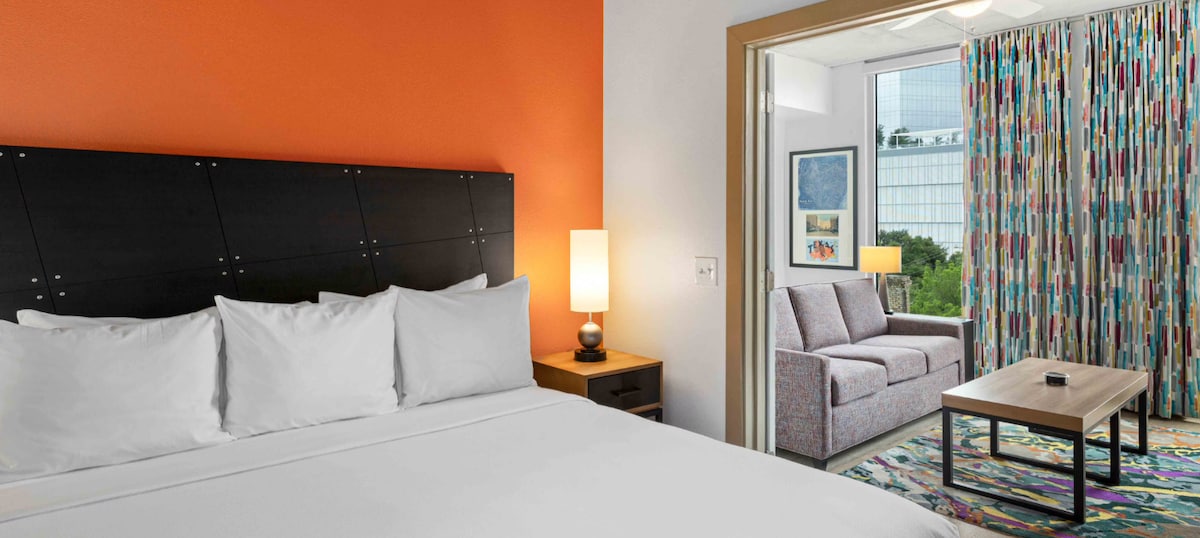 Deluxe Studio for 4 - Walk to Austin City Limits!