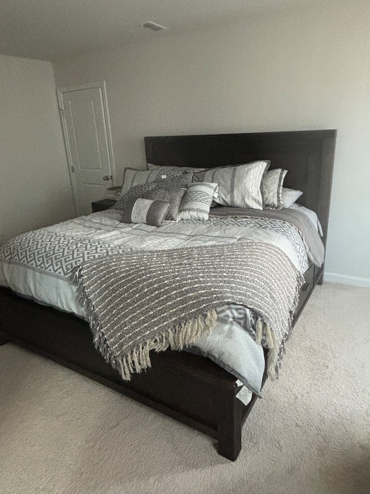 Голяма родителска спалня със суперголямо двойно легло, място за съхранение и баня