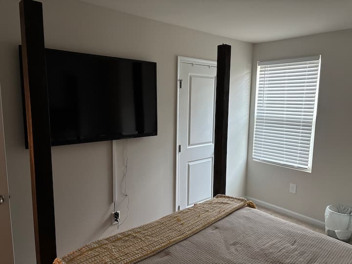 Телевизор с плосък екран в спалнята за гости