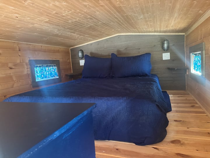 Loft avec lit Queen. Prises avec USB pour recharger les appareils électroniques. 