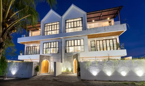 Finns & beach 2 minutes | 6 bed Canggu
