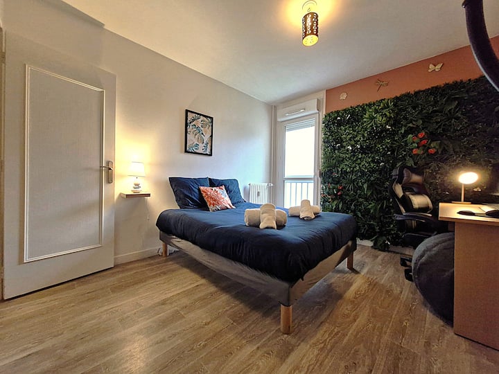 Habitación/oficina que consta de una cama estándar de 140x190 cm, así como un espacio totalmente dedicado al trabajo