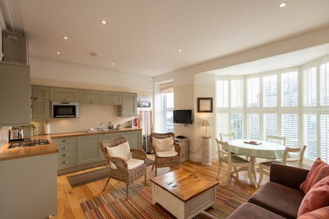 Popular Airbnb listing: Luxury apartment with parking in St. Ives