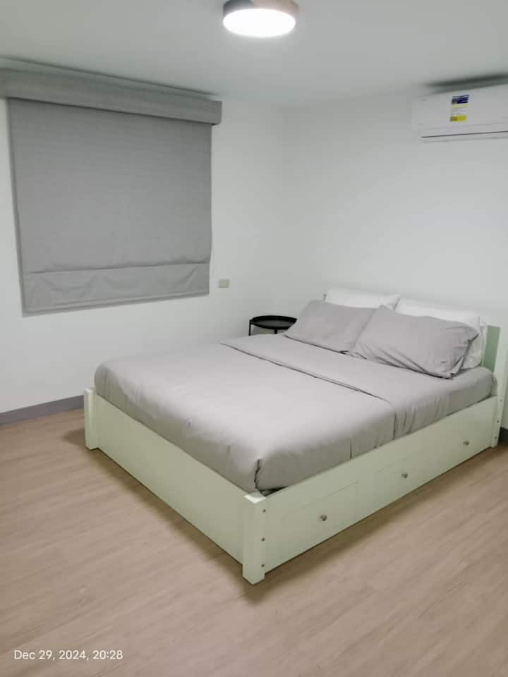 Კონდიციონერი ორივე საძინებელში.