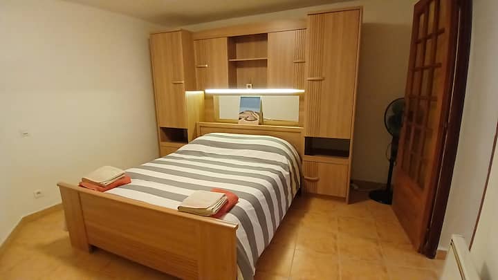 спалната соба со 140 x 200 кревета