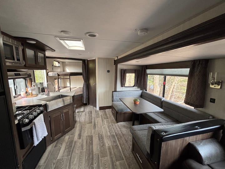 Cozy Luxury Glamping Escape | Hot Tub + River View - Connecticut