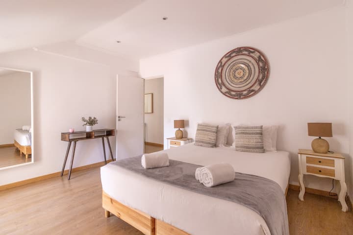 Casa Trinitária · 3br/1wc · Sleeps 8 · Central - Amadora