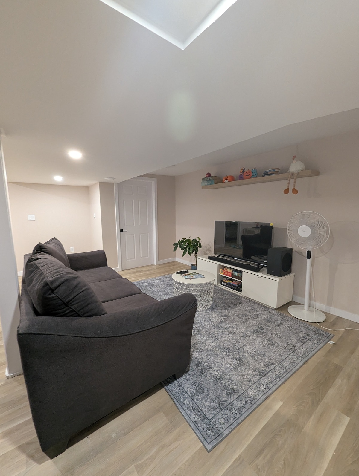 удобен голям диван със смарт телевизор, който включва netflix и disney+ 