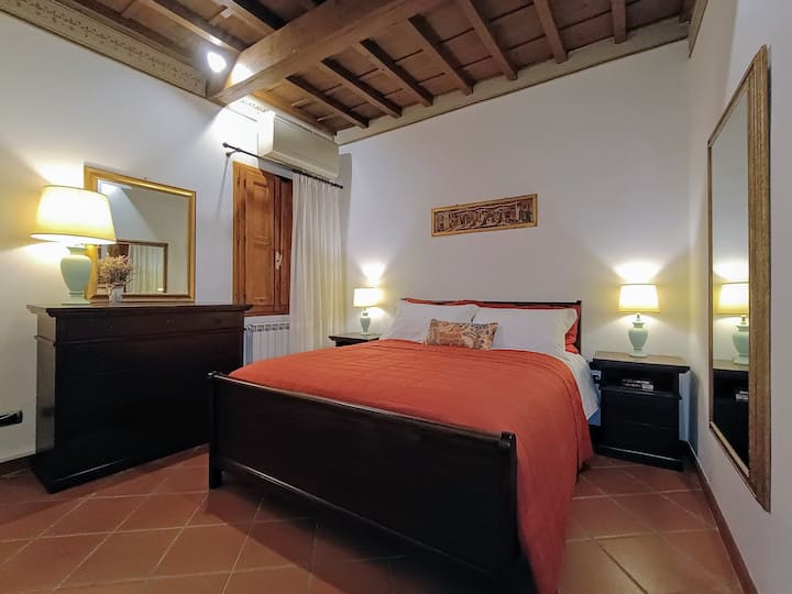 Krevati dopio 160 x 190. Konfigurimi: dyshek, topper, 4 jastëkë.