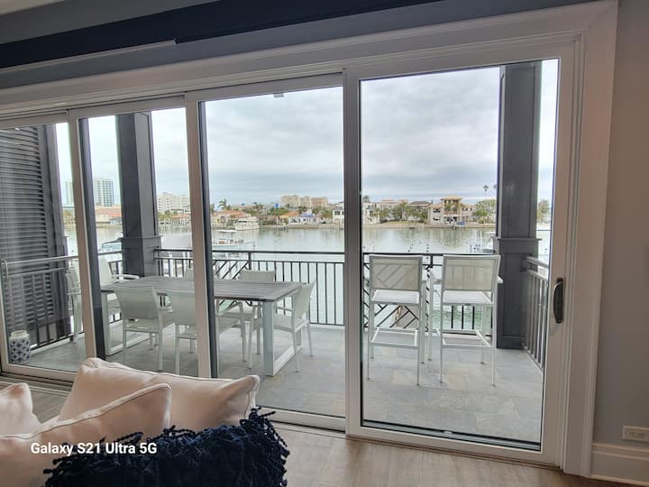 Beautiful 3-bed, 2.5-bath Townhome W/boat Slip - Clearwater Beach, FL
