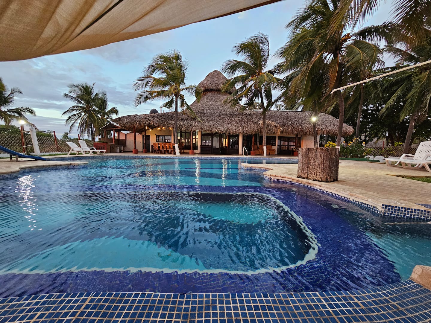Villa Caracol: casa frente al mar con piscina privada en El Pumpo, Monterrico