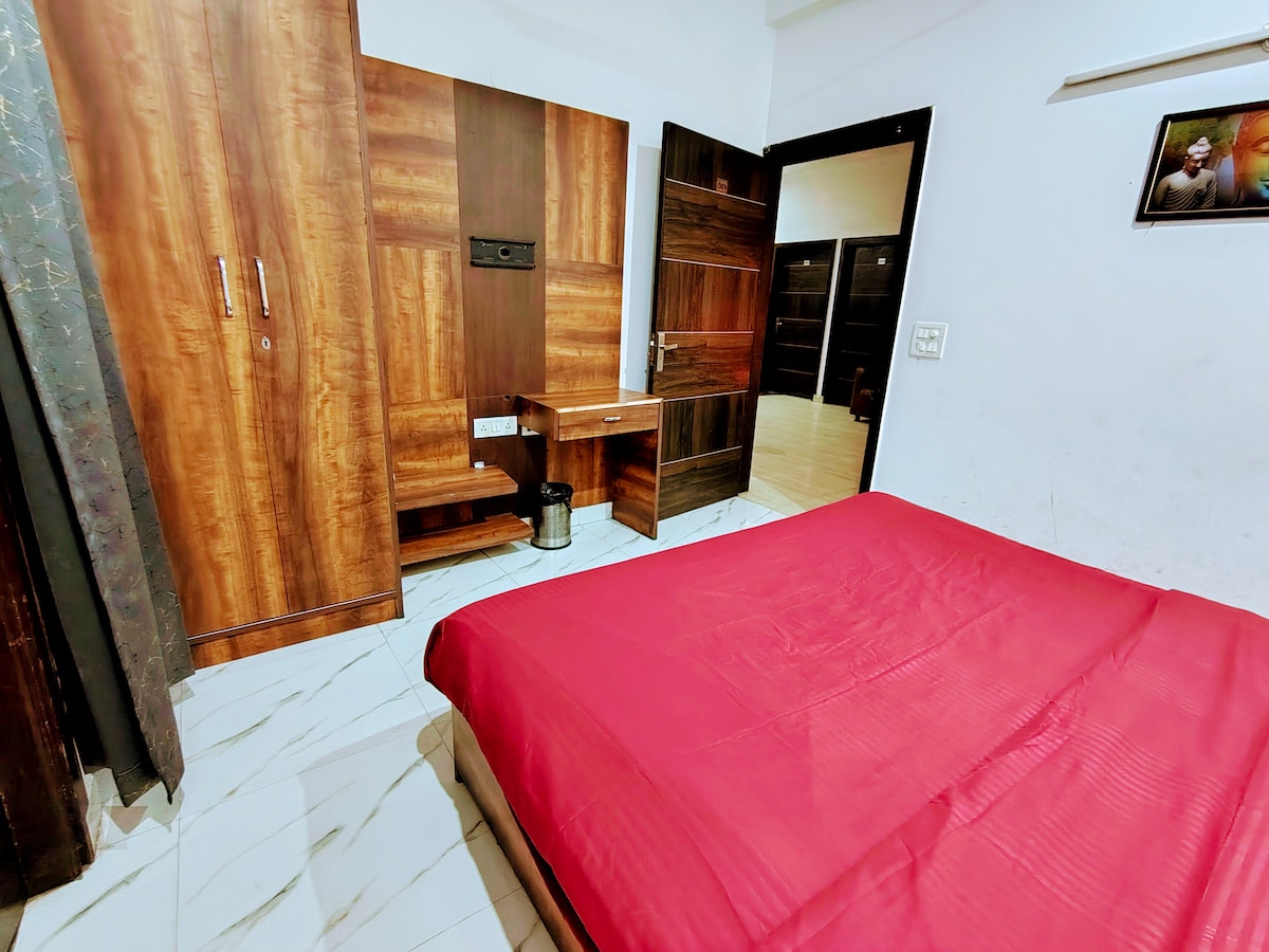 ნომრები კომფორტული და მყუდრო გარემოს სთავაზობს სტუმრებს, რათა მშვიდად დაიძინონ მძიმე სამუშაო დღის შემდეგ.