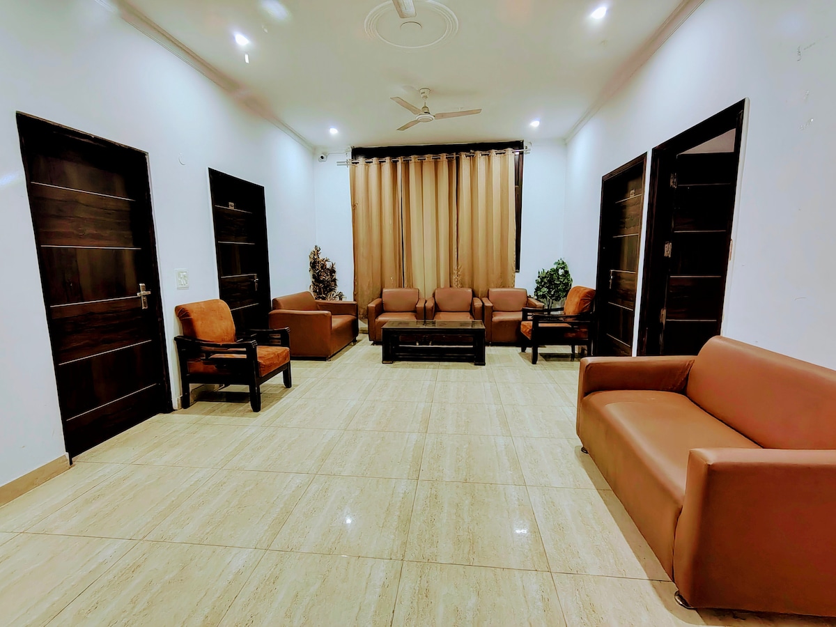 მისაღები ოთახი პროფესიონალური და მყუდრო ატმოსფეროთი გამოირჩევა, აქვეა დივნები, ცენტრალური მაგიდა, დინამიკი და მინი‑მაცივარი.