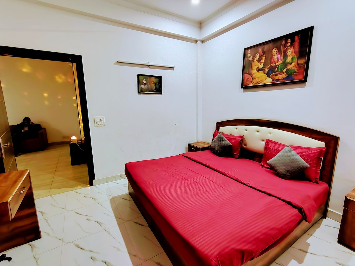 ნომრები კომფორტული და მყუდრო გარემოს სთავაზობს სტუმრებს, რათა მშვიდად დაიძინონ მძიმე სამუშაო დღის შემდეგ.