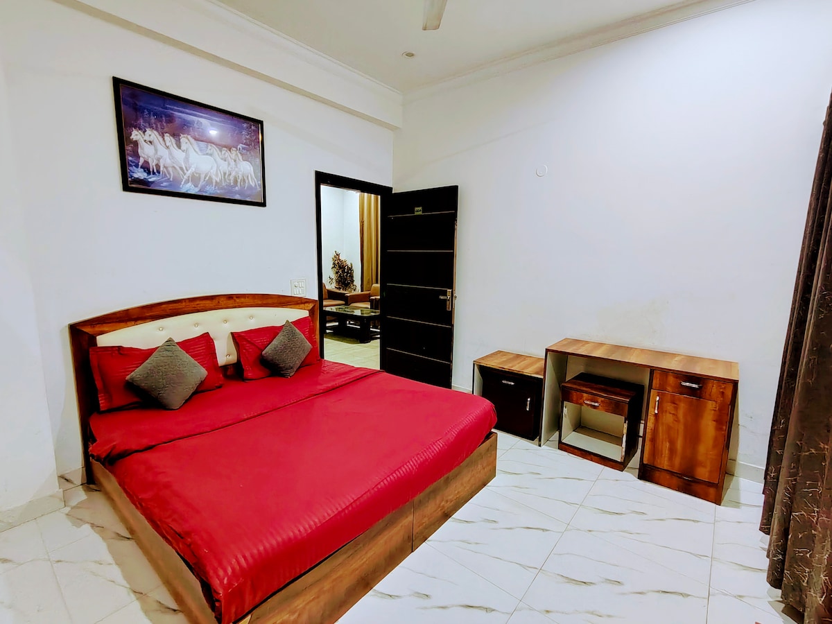 ნომრები კომფორტული და მყუდრო გარემოს სთავაზობს სტუმრებს, რათა მშვიდად დაიძინონ მძიმე სამუშაო დღის შემდეგ.