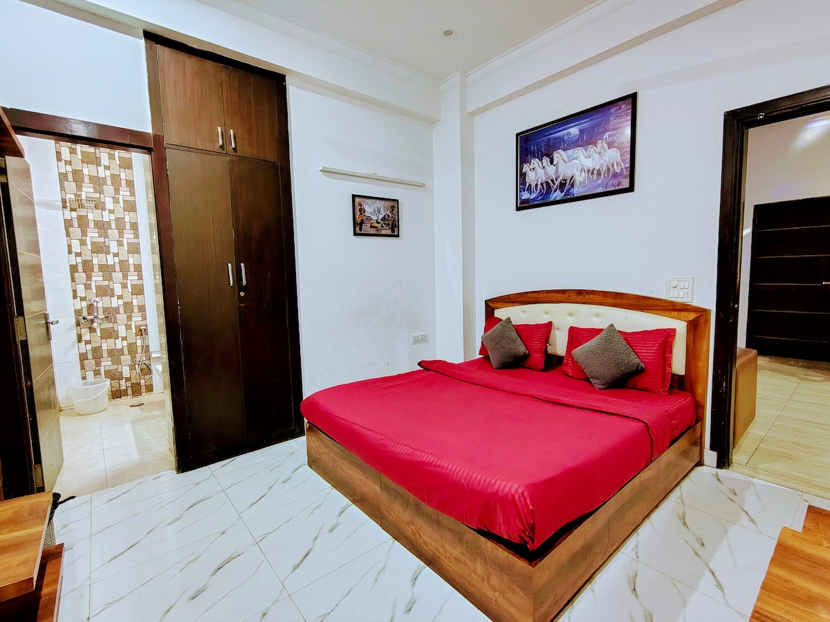 ნომრები კომფორტული და მყუდრო გარემოს სთავაზობს სტუმრებს, რათა მშვიდად დაიძინონ მძიმე სამუშაო დღის შემდეგ.