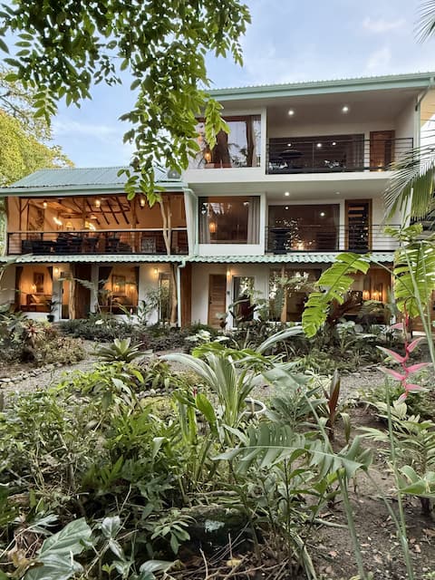 White Pearl Beachfront/Pool/AC/Sleeps 13