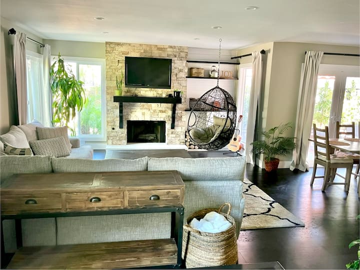 Serene Modern Farmhouse: Fire Pit & Fast Wi-fi - Westlake Village, CA