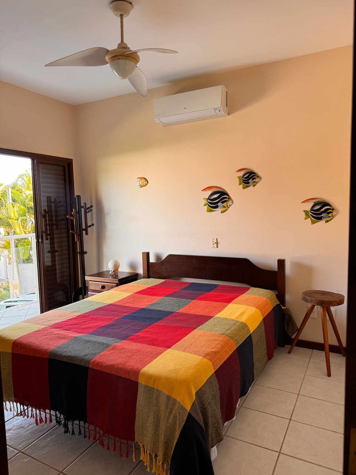 Suite con aire acondicionado, cama tamaño queen, ventilador de techo, TV, balcón y armario. Está arriba de la casa.