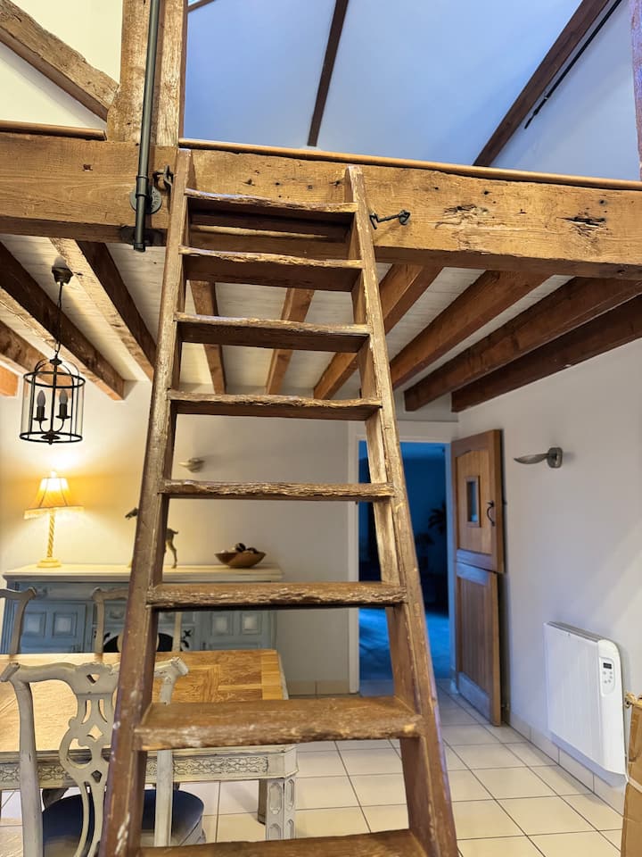 Escalones hasta el segundo dormitorio en el entresuelo 