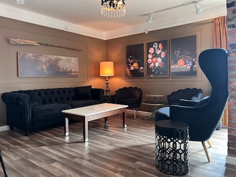 Enchanting Stay above a Craft Cocktail Bar