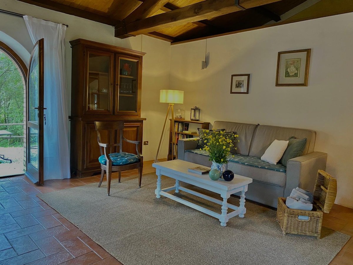 Airbnb con migliori performance: Forest Oasis of Peace: Stone Cottage with Jacuzzi a Castagneto Carducci