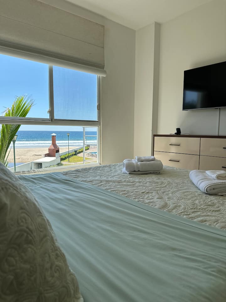 Furahia mwonekano wa ajabu wa bahari kutoka kwenye chumba kikuu cha kulala wakati unapumzika kitandani!