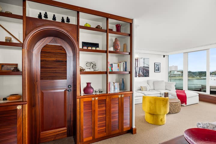 "Sunset Bay Suite"
Breathtaking Waterfront Suite - Victoria