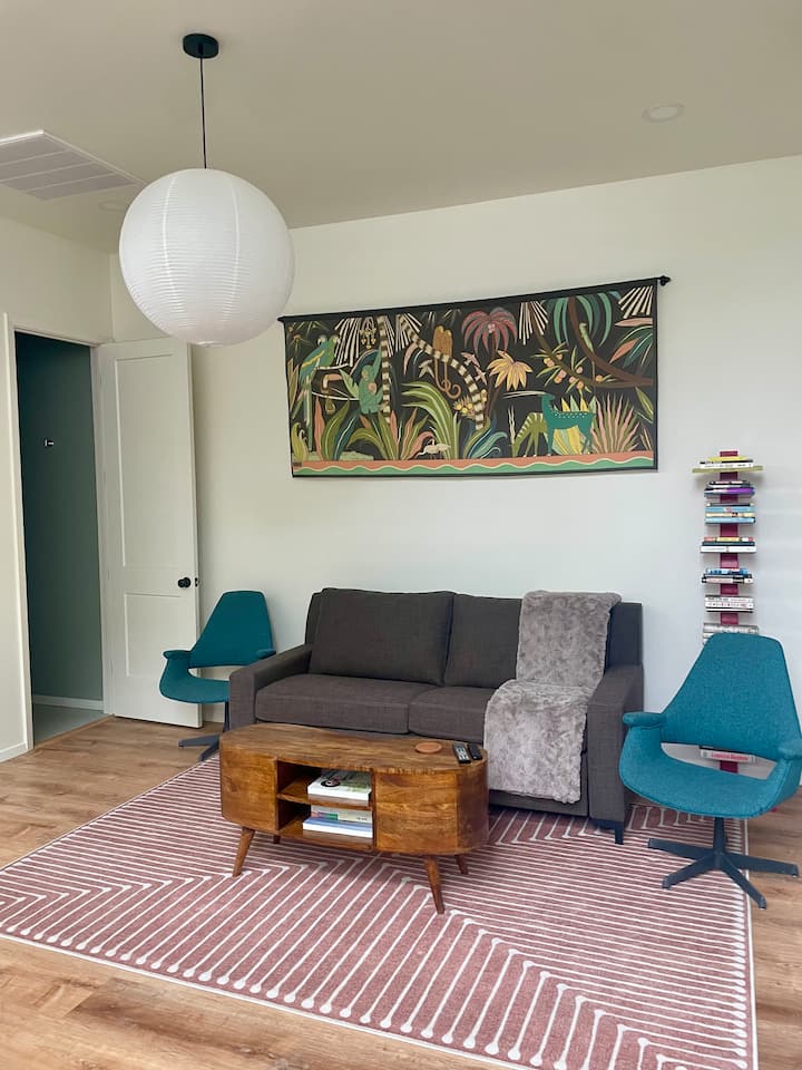 Sofa mpya kabisa ya kulala inaweza kubadilishwa kuwa kitanda cha pili ikiwa inahitajika