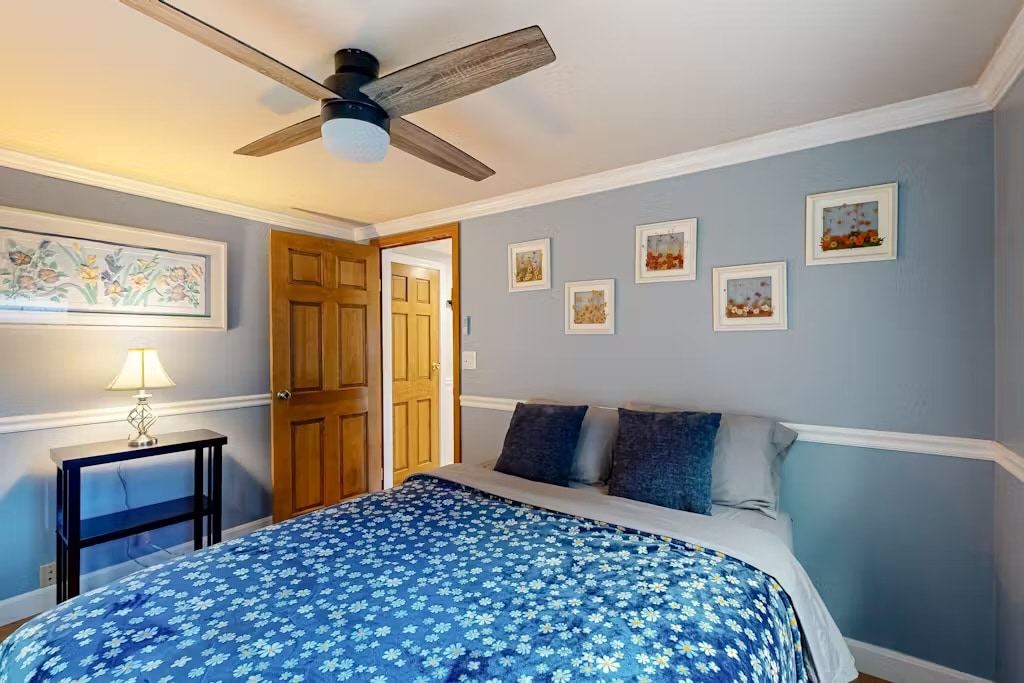 Inbjudande sovrum med en dubbelsäng och mjuka sängkläder för en vilsam vistelse. Mörkläggningsgardiner och värme garanterar komfort dag som natt.