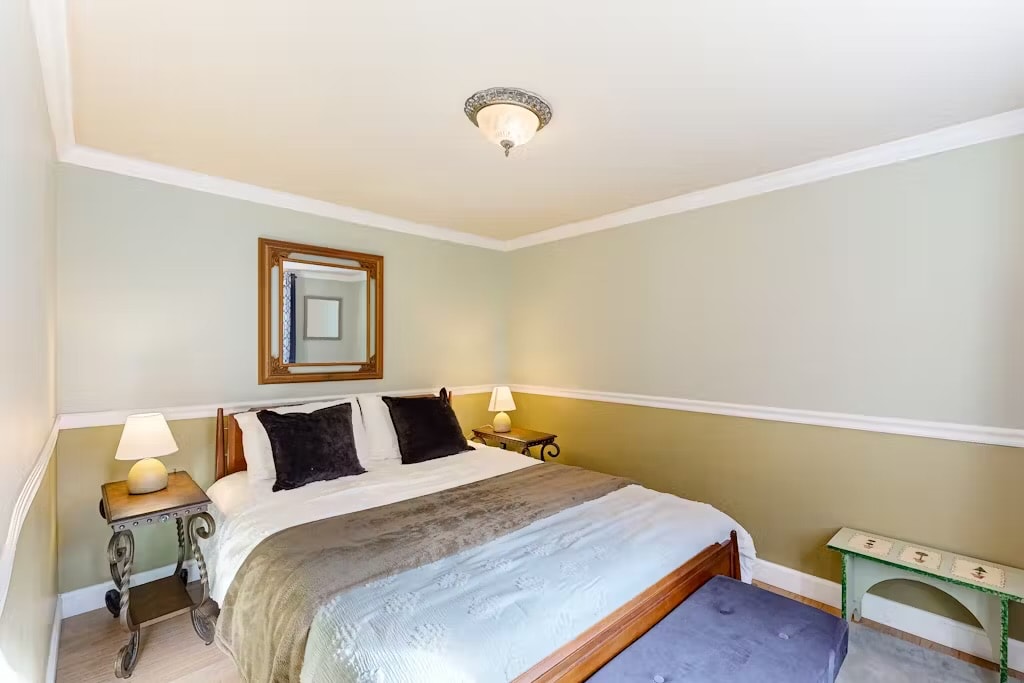 Bekvämt sovrum med en dubbelsäng och fräscha sängkläder. Rumsmörkande persienner, värme och luftkonditionering ger komfort året runt.